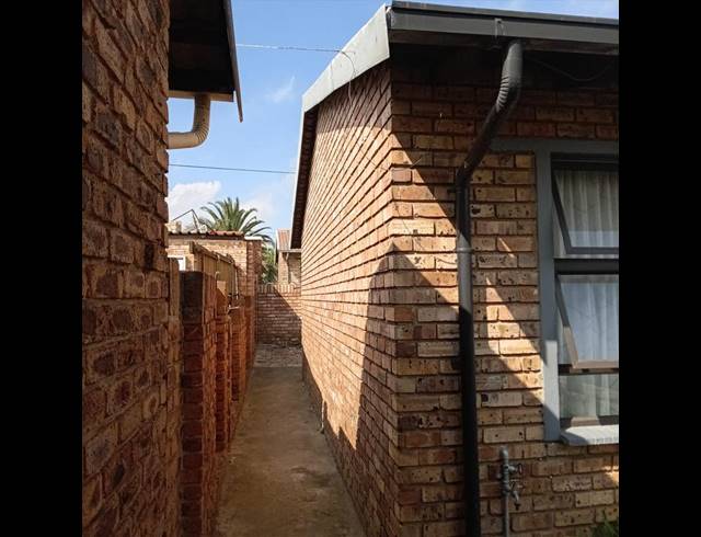 2 BEDROOM HOUSE FOR SALE IN KRUGERSDORP